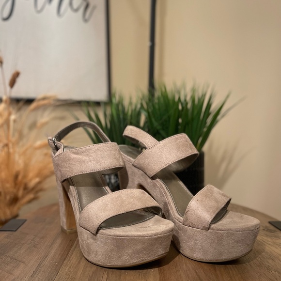 Graceland Super Comfortable Suede 8 Size Ash Color Platform Sandal - Picture 3 of 10